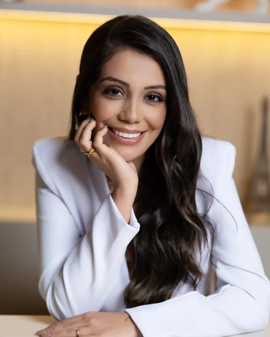 Dra. Georgia Bueno sorrindo no consultório