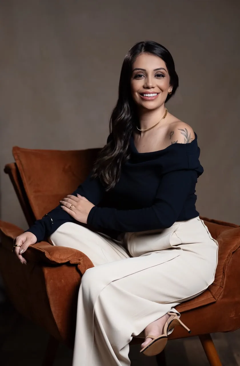 Dra. Georgia sentada em uma poltrona